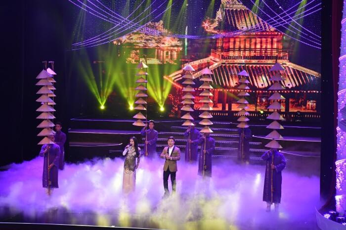 Bài hát Thần Kinh non nước hữu tình do NSUT Vân Khánh và ca sĩ Quang Linh thể hiện