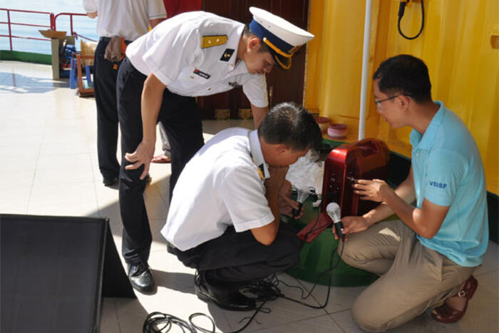 Đoàn kiều bào Hàn Quốc hướng dẫn chiến sĩ Nhà giàn sử sụng thiết bị chiếu sáng dùng năng lượng mặt trời do đoàn tặng