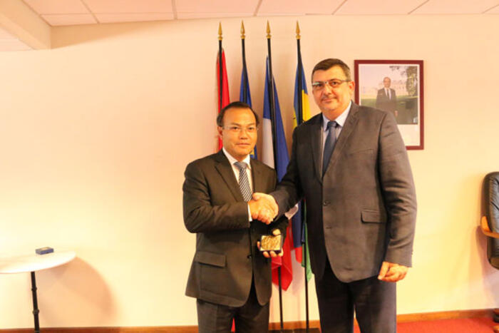Chủ tịch Chính phủ Philippe Germain tặng quà Thứ trưởng Vũ Hồng Nam