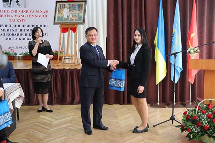 Đại sứ Nguyễn Anh Tuấn tặng quà cho học sinh đạt thành tích học tập xuất sắc nhưng có hoàn cảnh khó khăn