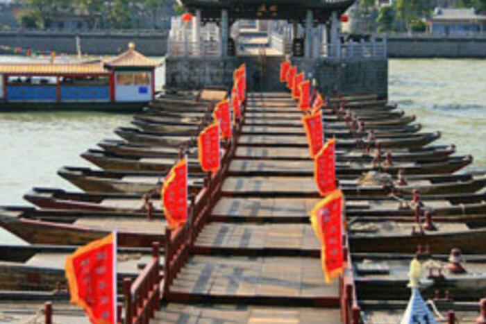 Vào năm 1723, hai con trâu đúc bằng sắt được đặt ở hai đầu cầu, sau này không còn nữa. Đến năm 1980, người ta đã đặt ở đầu cầu hai con trâu sắt mới