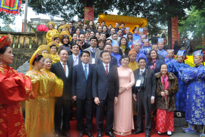 Chủ tịch nước chụp ảnh lưu niệm cùng kiều bào tại Điện Kính Thiên