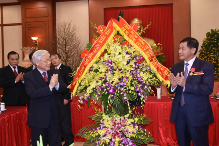 Đại diện đoàn kiều bào tặng hoa chúc mừng Tổng Bí thư Nguyễn Phú Trọng