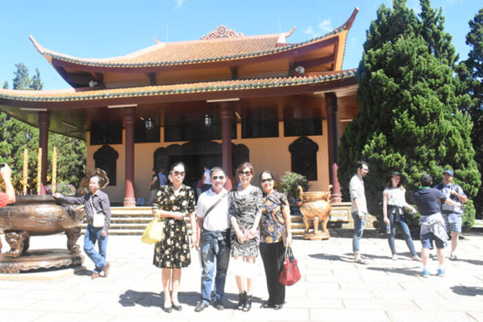 Chị Lê Thị Anh Thư (thứ 2 từ phải) cùng các đại biểu kiều bào thăm Thiền viện Trúc Lâm