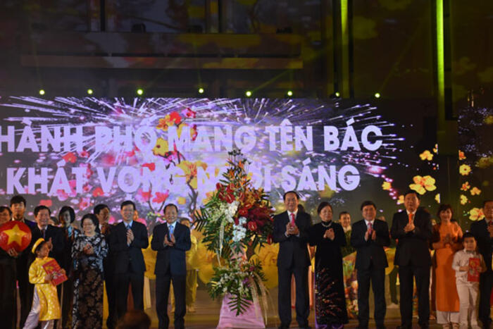 Chủ tịch nước và phu nhân cùng các Lãnh đạo Đảng, Nhà nước tặng hoa cho các nghệ sĩ tham dự Chương trình