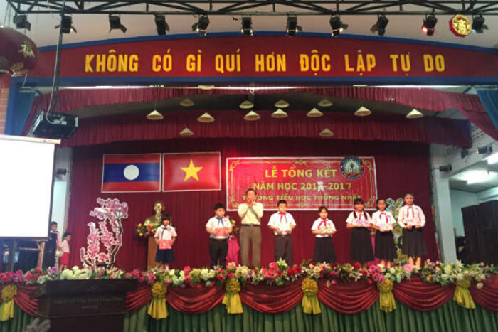 Phó Chủ tịch trao Giấy khen và quà cho học sinh có thành tích trong học tập