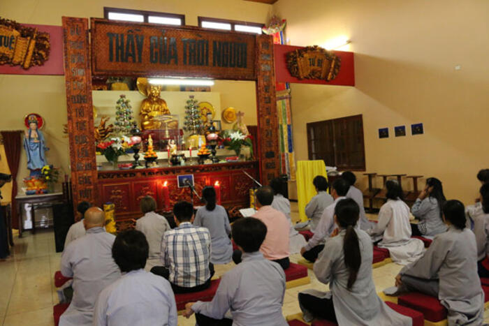 Đoàn công tác cùng bà con kiều bào lễ Phật tại chùa Nam Hải Phổ Đà