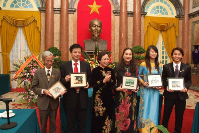 Tác giả (thứ 2, bên trái) được Phó Chủ tịch nước Nguyễn Thị Doan tặng quà lưu niệm