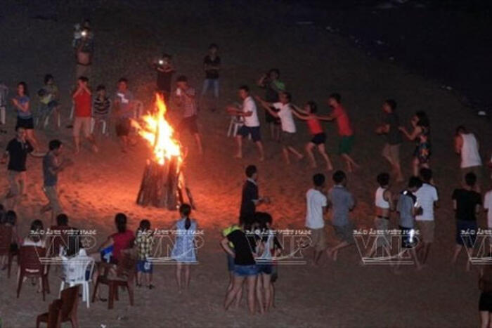 Du khách đốt lửa trại trên bãi biển. (Ảnh: Trần Thanh Giang)