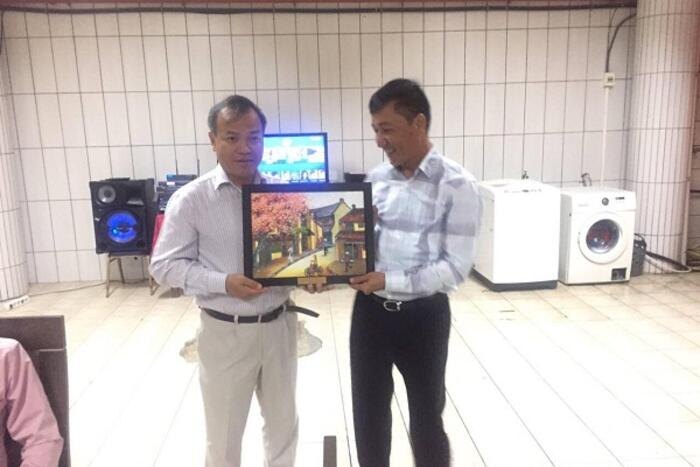 Thứ trưởng – Chủ nhiệm Vũ Hồng Nam trao quà tặng lưu niệm cho ông Nguyễn Đức Quang, Tổng Giám đốc Công ty Viettel Cameroun SA
