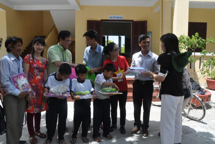 Đoàn công tác Ủy ban tặng quà của Thứ trưởng Vũ Hồng Nam cho thầy cô giáo và các em học sinh Trường Tiểu học xã Sinh Tồn
