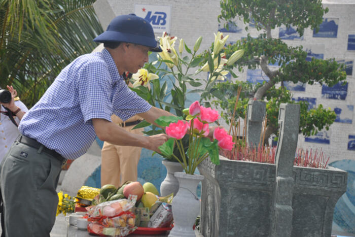Ông Lương Thanh Nghị thắp hương tại tượng đài Đại tướng Võ Nguyên Giáp