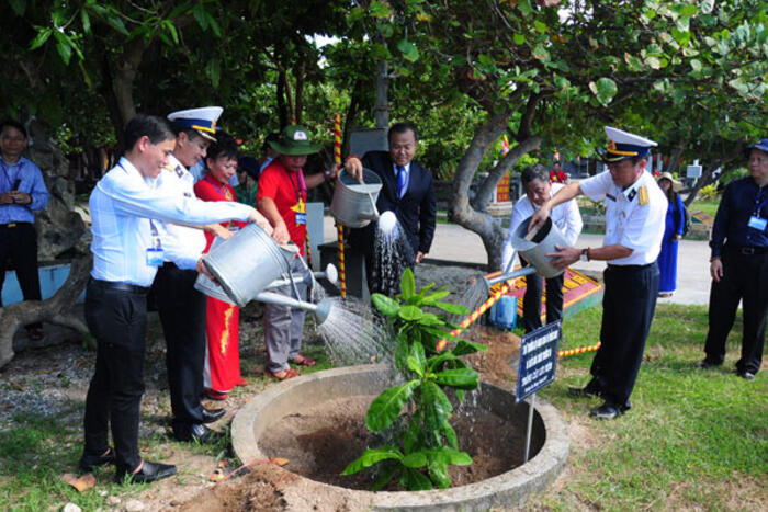 Đoàn trồng cây lưu niệm tại đảo Trường Sa