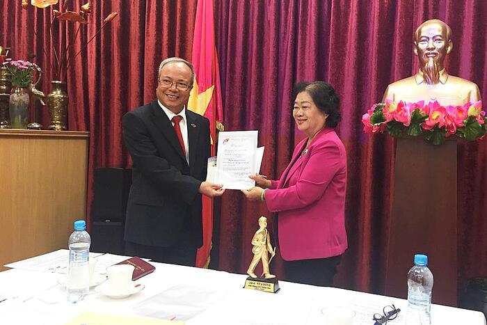 Tiến sĩ Nguyễn Đồng Hải đại diện kiều bào trao cho bà Trương Mỹ Hoa số tiền ủng hộ Quỹ Vừ A Dính và Câu lạc bộ “Vì Hoàng Sa - Trường Sa thân yêu”