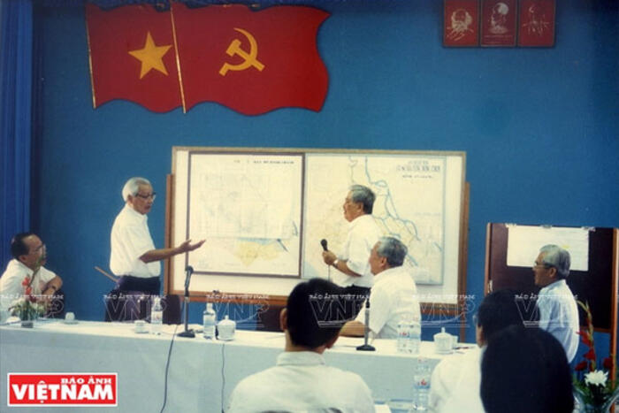 PGS.TS Hồ Văn Chín trao đổi với Thủ tướng Võ Văn Kiệt tại một Hội nghị. Ảnh: Tư liệu