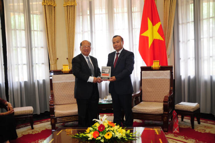 Giáo sư Yang Dao tặng sách cho Thứ trưởng Vũ Hồng Nam