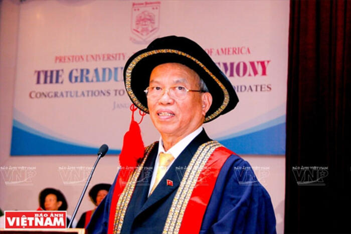 GS.TS Trình Quang Phú trong lễ trao bằng Tiến sĩ cho các nghiên cứu sinh. Ảnh: Tư liệu