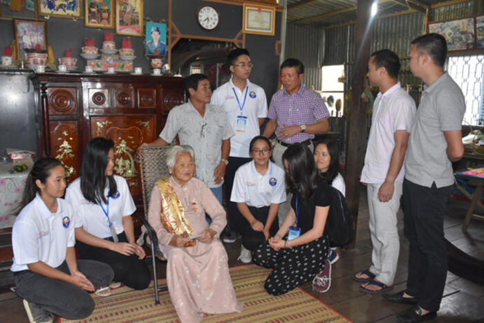 Các bạn trẻ kiều bào thăm bà Tạ Thị Bài - bà mẹ Việt Nam anh hùng