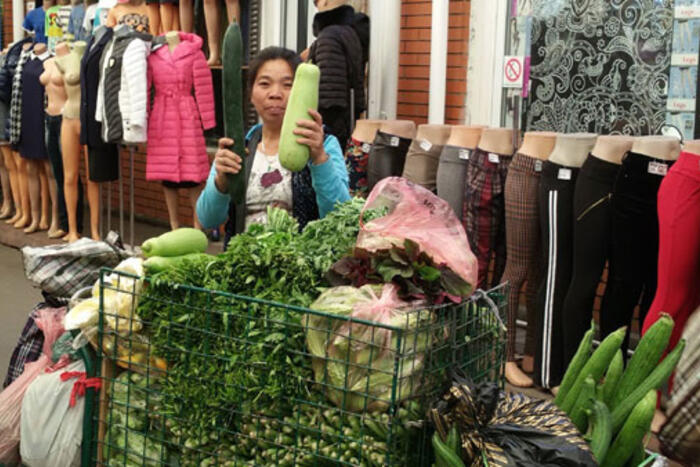 Chị Khiêm bên xe rau tại chợ Troeshina – Kiev