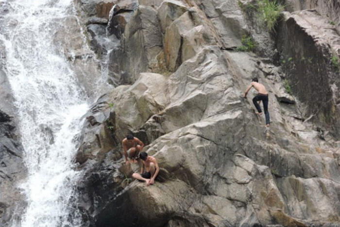 Khám phá những bậc đá cheo leo cách trở để chinh phục đỉnh suối Mơ - thú vui của dân phượt - Ảnh: T.Ly