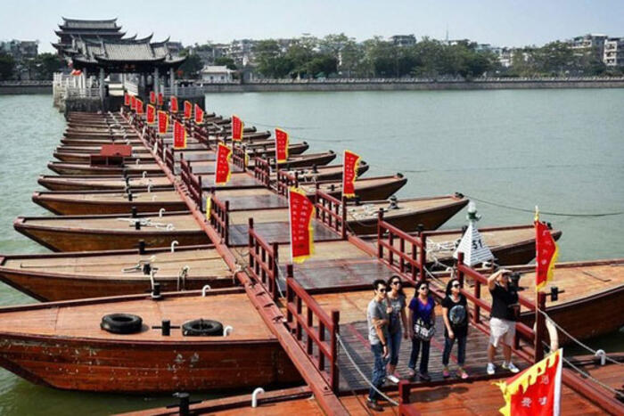 Ngoài việc là cây cầu có từ thời xa xưa, mang ý nghĩa lịch sử, cầu Quảng Tế còn là cây cầu phao đầu tiên trên thế giới có thể mở và đóng