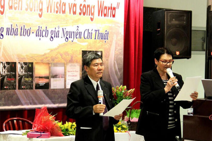 Nhà thơ Nguyễn Chí Thuật (trái) đọc thơ cùng bà Ela Sajeńczuk