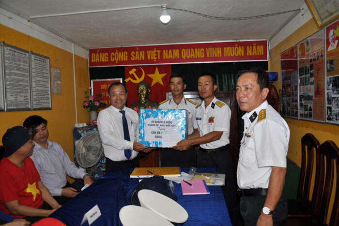 Thứ trưởng Vũ Hồng Nam tặng quà cho cán bộ chiến sĩ đảo Cô Lin