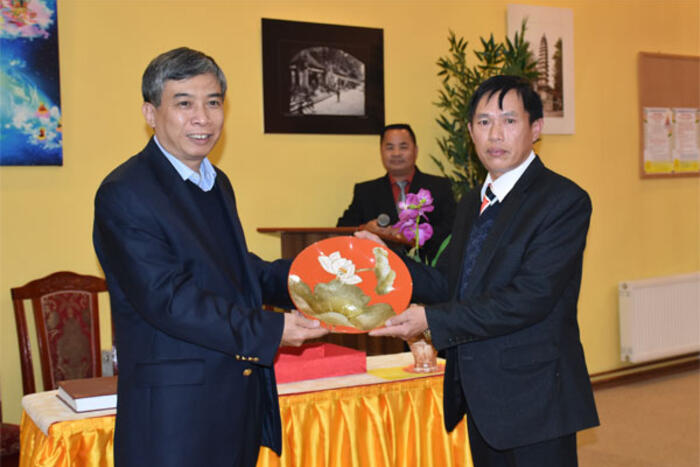 Ông Đặng Trần Phong tặng ông Vũ Đình Duyên quà lưu niệm cho Chi hội người Việt tại thành phố Karlovy Vary