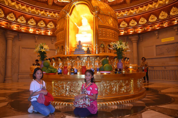 Thành kính lễ Phật tại Bảo tháp Chùa Bái Đính