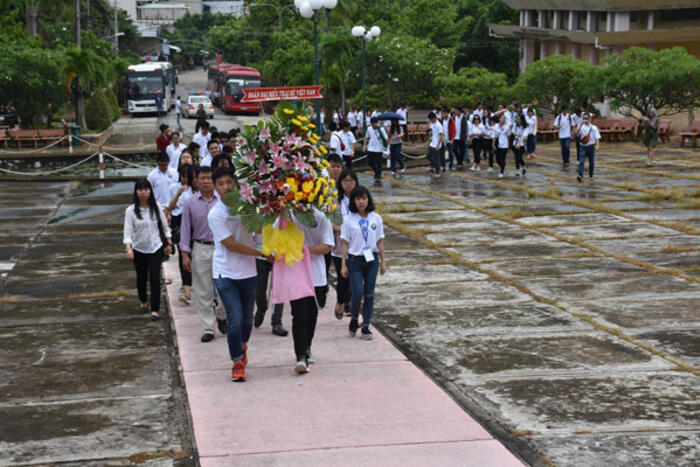 Đoàn đại biểu Trại hè Việt Nam 2017 dâng hoa viếng mộ chị Sứ