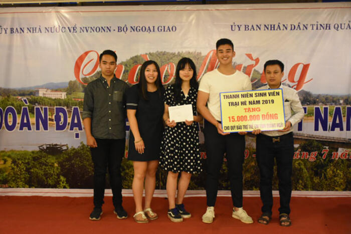 Đoàn trao tặng món quà là số tiền 15 triệu đồng cho Quỹ Bảo trợ Trẻ em tỉnh Quảng Ngãi