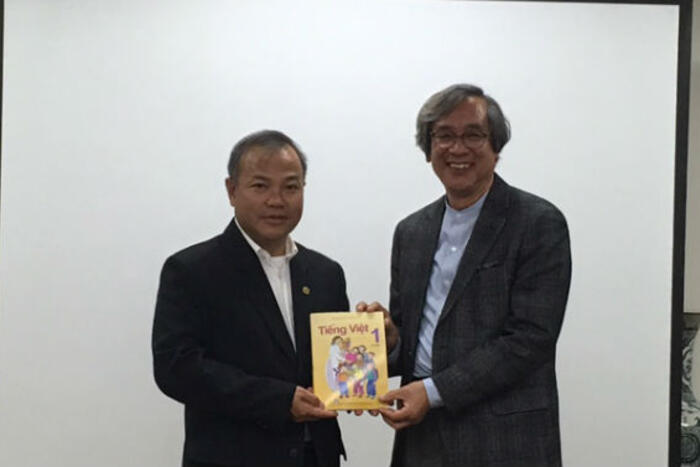 Thứ trưởng Vũ Hồng Nam tặng sách giáo khoa cho đại diện của Hội