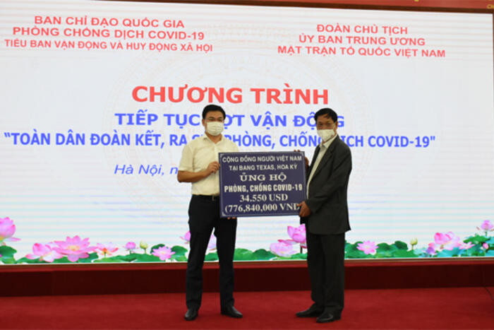 Thứ trưởng Phạm Quang Hiệu thay mặt cộng đồng người Việt tại bang Texas, Hoa Kỳ trao tiền ủng hộ cho Mặt trận Tổ quốc Việt Nam