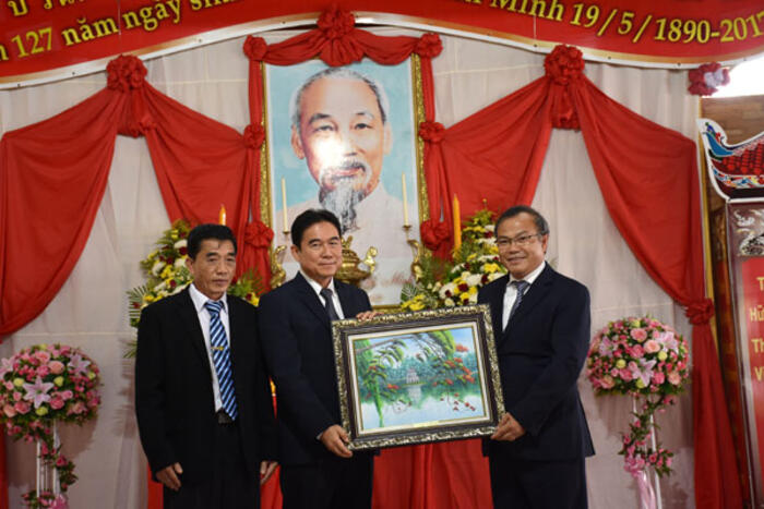 Thứ trưởng Vũ Hồng Nam tặng quà lưu niệm cho ông Xổm-chai Vít-đăm-rông