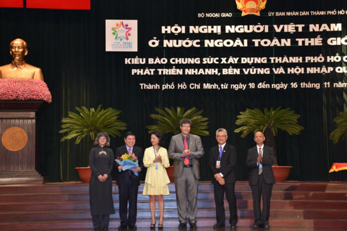 Các đại biểu kiều bào gửi tặng món quà lưu niệm tới Lãnh đạo Đảng, Nhà nước và Thành phố Hồ Chí Minh