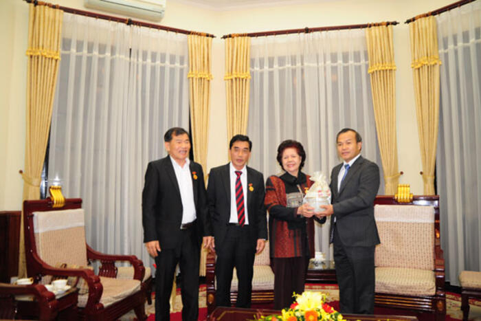 Đoàn kiều bào tặng Thứ trưởng Vũ Hồng Nam quà lưu niệm