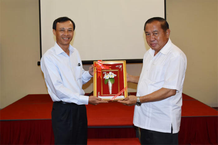 Ông Souvanna Phouyavong gửi tặng ông Lương Thanh Nghị món quà lưu niệm