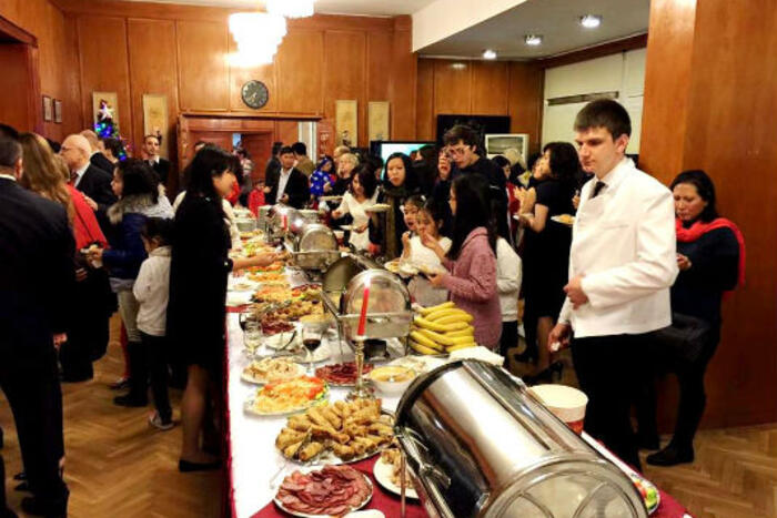 Các đại biểu và bà con thưởng thức các món ăn mang hương vị quê hương Việt Nam ngày Tết