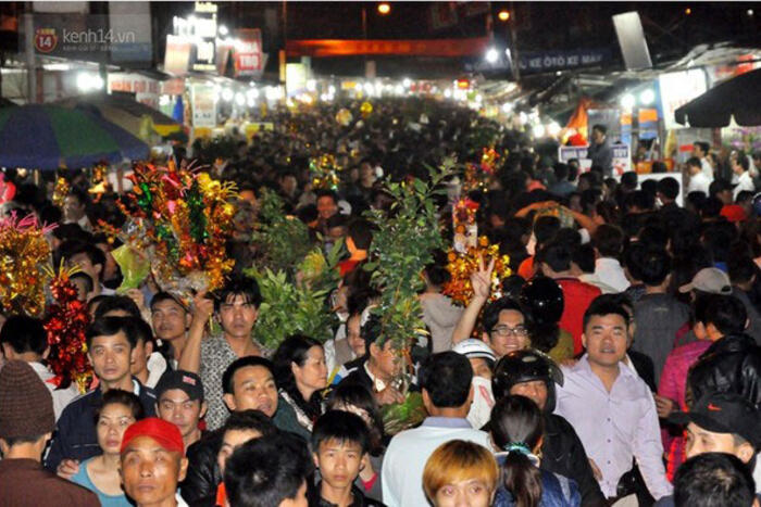 Dòng người nô nức đi chợ Viềng