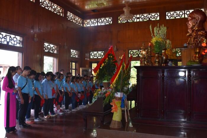 Đoàn dâng hoa tại Nhà Tưởng niệm Chủ tịch Hồ Chí Minh