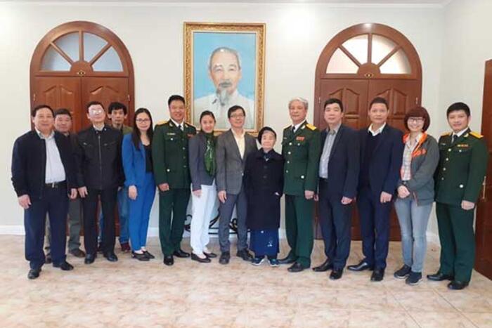 Đại sứ Nguyễn Hồng Thạch cùng toàn thể nhân viên Đại sứ quán Việt Nam tại Ucraina.