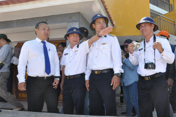 Đoàn nghe cán bộ chiến sĩ hải quân giới thiệu về vị trí đặc biệt của đảo Cô Lin, hòn đảo rất gần đảo Gạc Ma Trung Quốc chiếm đóng trái phép