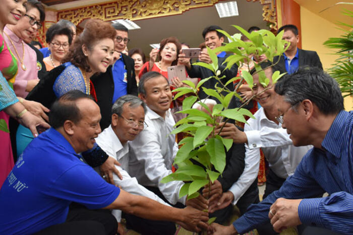 Thứ trưởng Vũ Hồng Nam cùng các đại biểu trồng cây lưu niệm tại trụ sở Hội người VN ở Mukdahan
