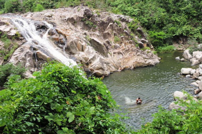 Vùng vẫy trong một hồ nước nhỏ trong vắt - Ảnh: T.Ly