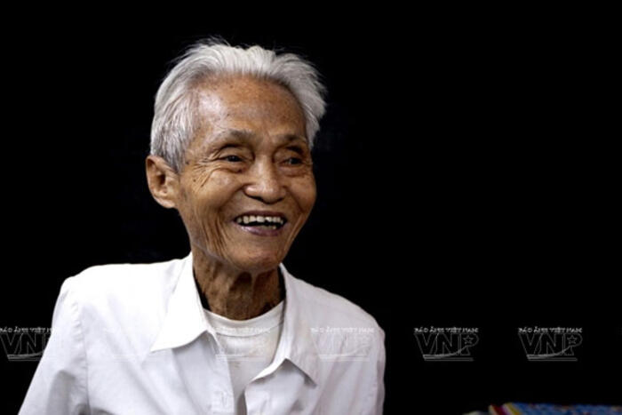 Ông Dương Văn Ngộ, người đã được Tổ chức kỷ lục Việt Nam vinh danh là “Người viết thư thuê lâu năm nhất Việt Nam”