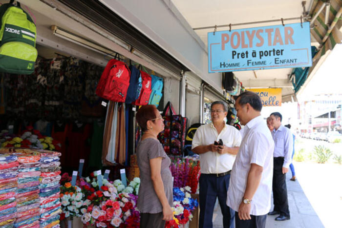 Thứ trưởng Vũ Hồng Nam thăm cửa hàng kinh doanh của bà con kiều bào