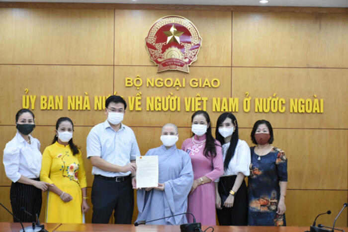 Thứ trưởng Phạm Quang Hiệu trao thư cảm ơn tới Trung tâm Văn hóa Phật giáo Việt Nam tại Hàn Quốc