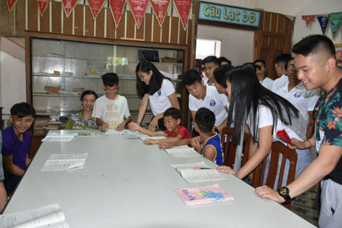 Các bạn trẻ trò chuyện với các em nhỏ tại Trung tâm nuôi dưỡng trẻ mồ côi và khuyết tật Quảng Nam