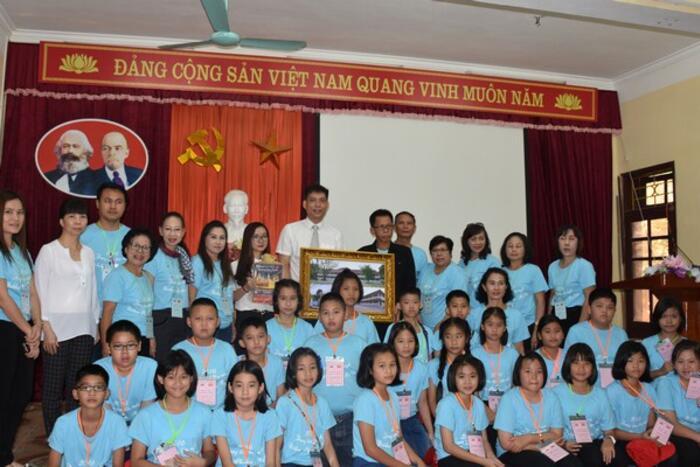 Đoàn chụp ảnh lưu niệm cùng Phó Giám đốc Sở Ngoại vụ tỉnh Nghệ An