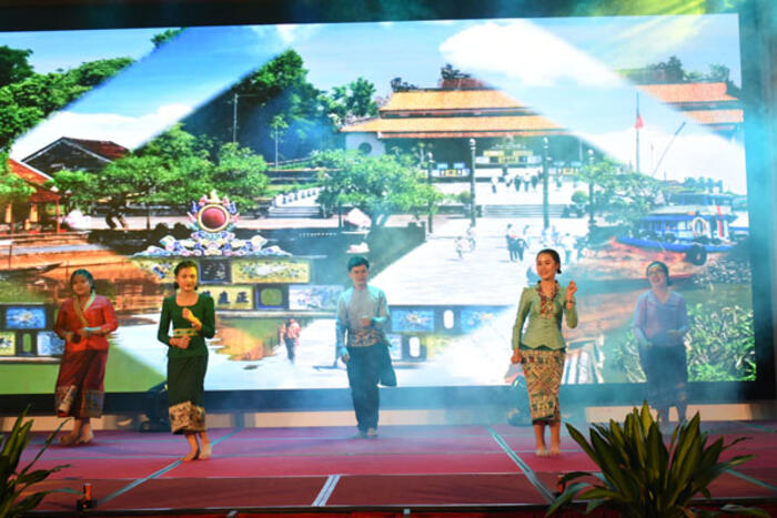 Tiết mục biểu diễn của các đại biểu trại hè trở về từ nước Lào